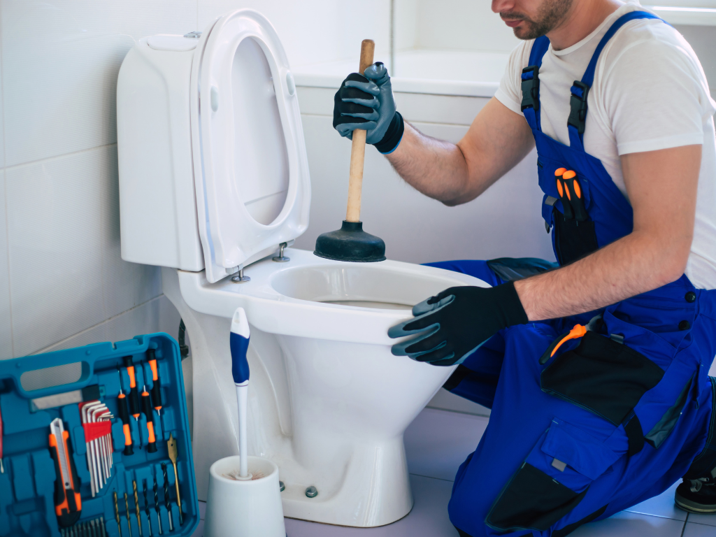 Toilettes-bouchées-comment-réagir-efficacement-avant-arrivée-du-plombier