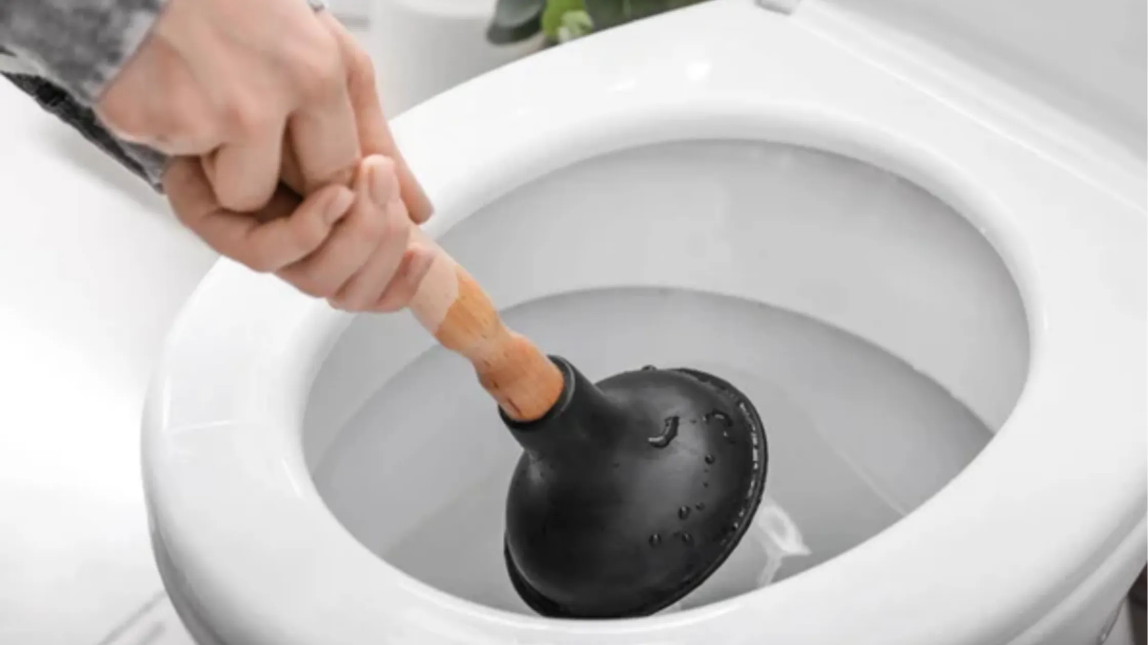 toilettes-bouchées-que-faire-avant-les-plombiers